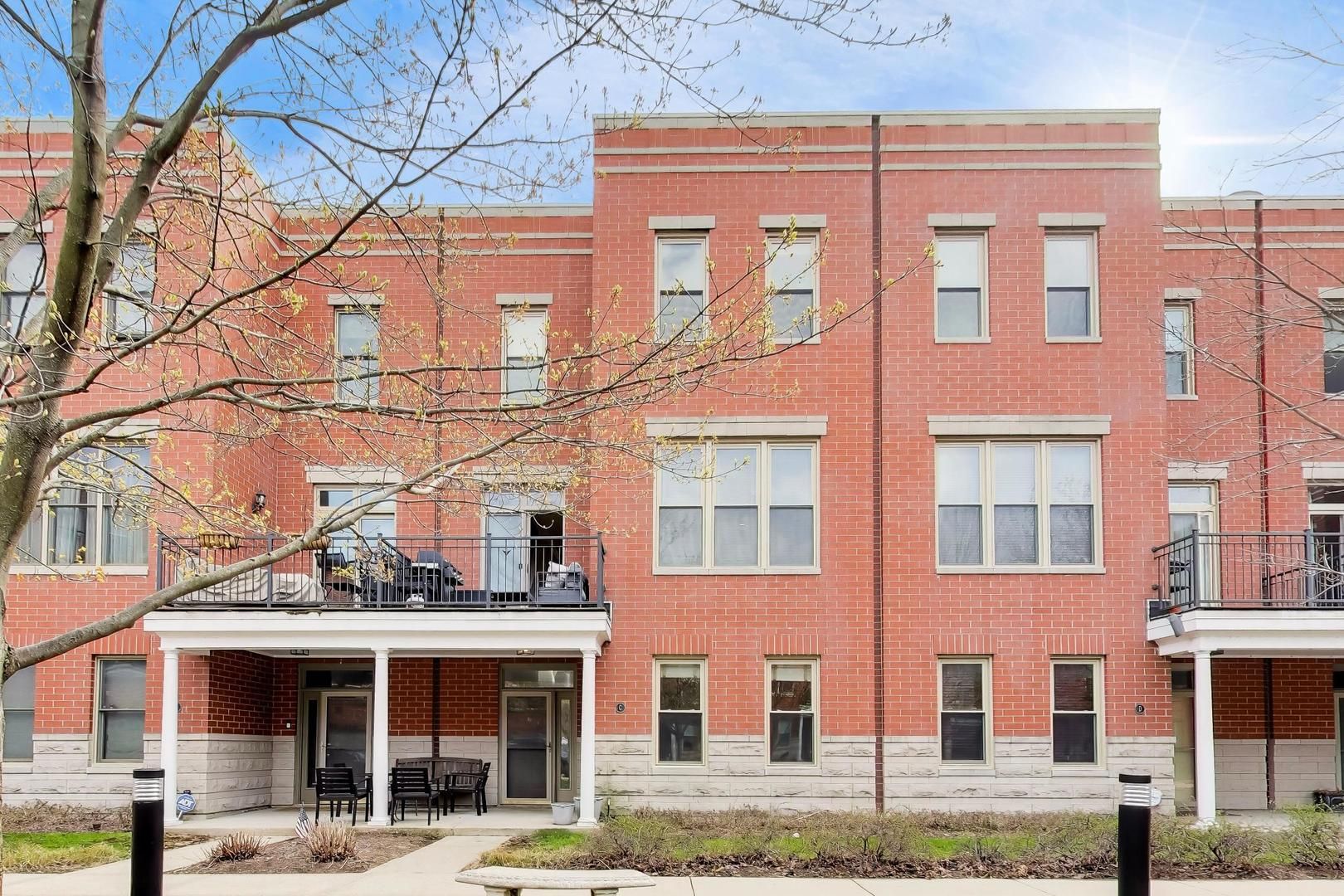 4010 Clark Street — Chicago, IL 60613