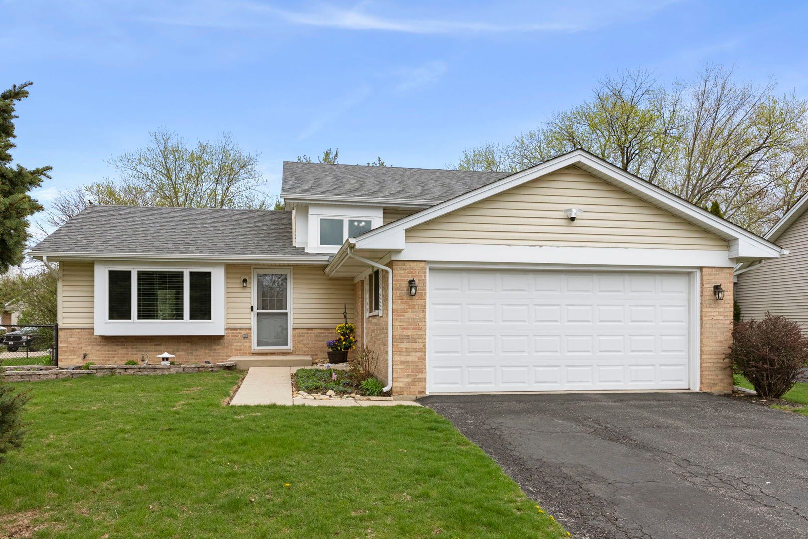 322 Hickory Oaks Drive — Bolingbrook, IL 60490