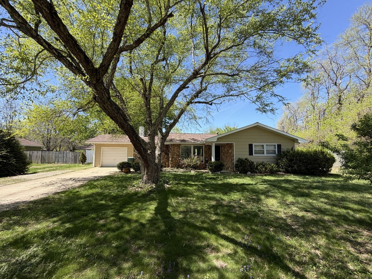 2100 Ironwood Lane, Charleston, IL 61920