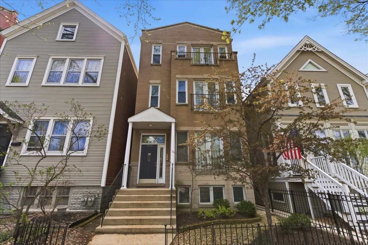 1535 W Oakdale Avenue #2 — Chicago, IL 60657