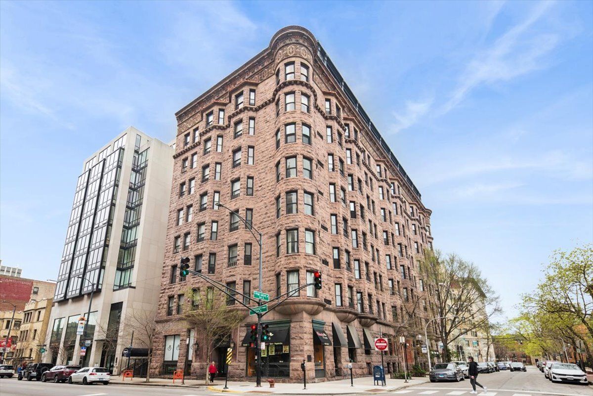 2800 N Pine Grove Avenue #7E — Chicago, IL 60657