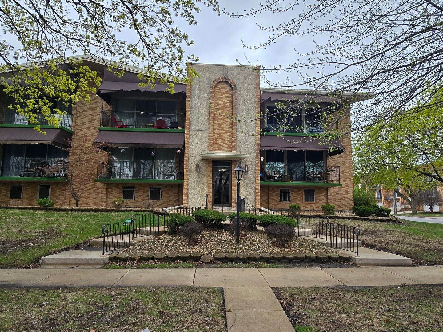 9637 S Keeler Avenue #1E — Oak Lawn, IL 60453