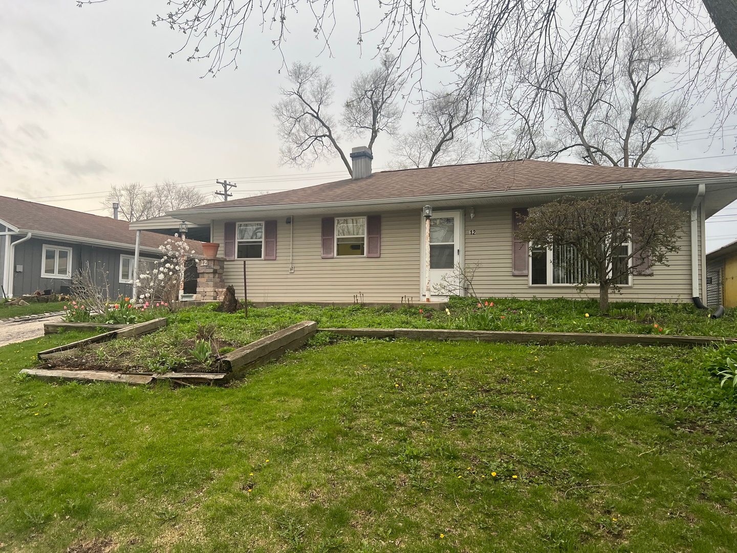 12 Evergreen Lane — Carpentersville, IL 60110