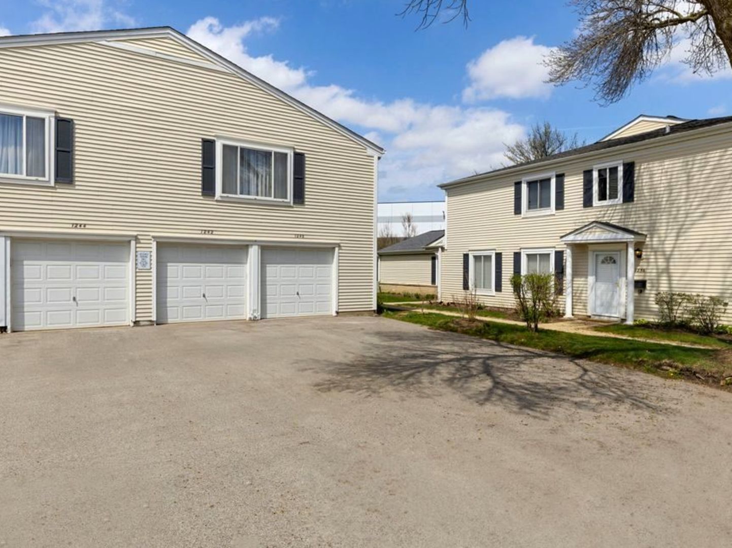 1240 Cove Drive #221D — Prospect Heights, IL 60070