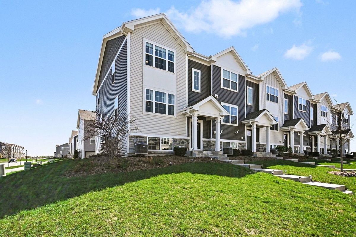 854 Briar Glen Court, Hampshire, IL 60140