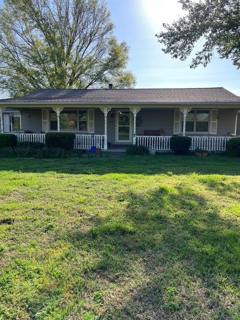 17376 Garrett Road, Johnston City, IL 62951