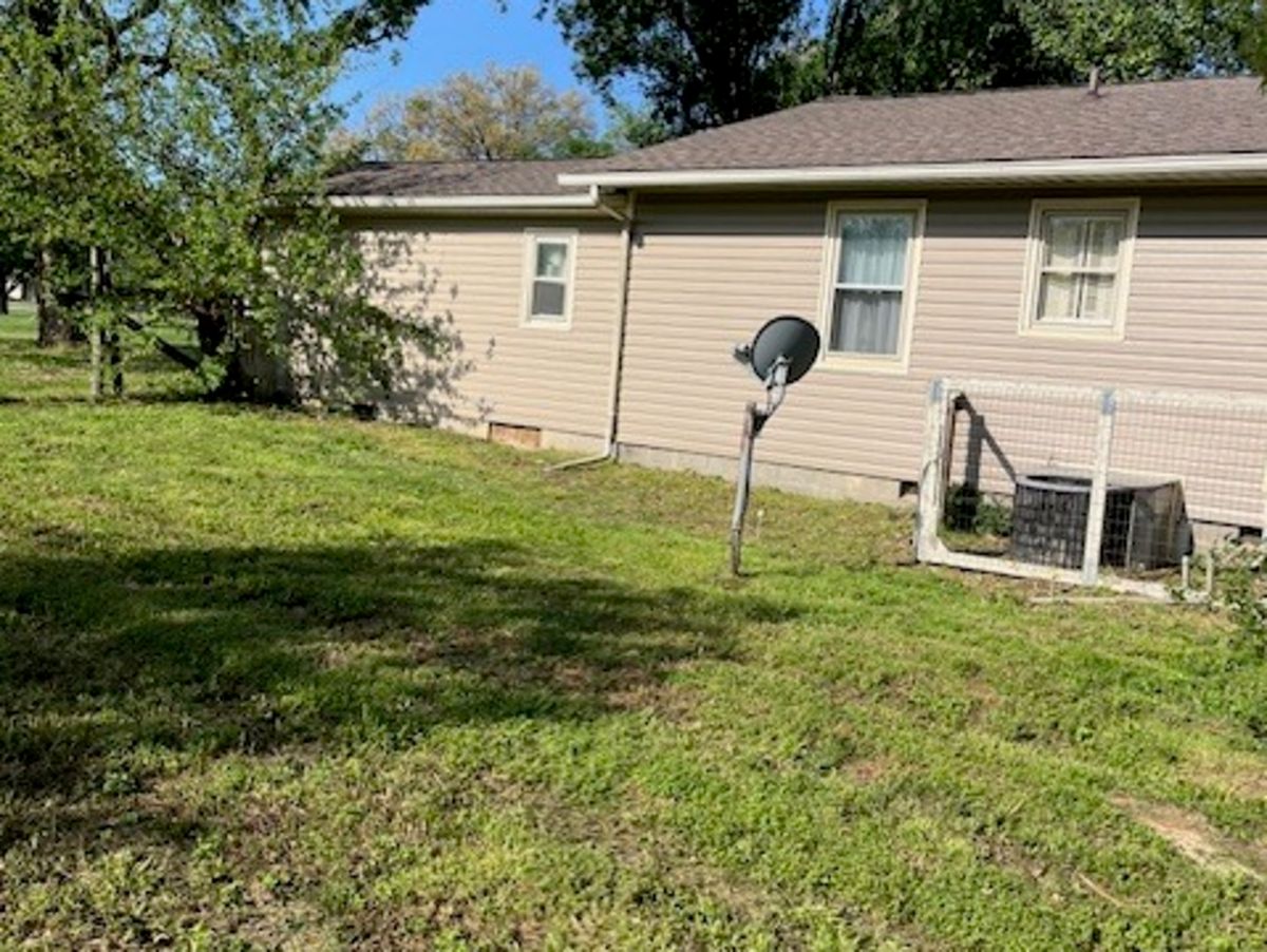 17376 Garrett Road, Johnston City, IL 62951