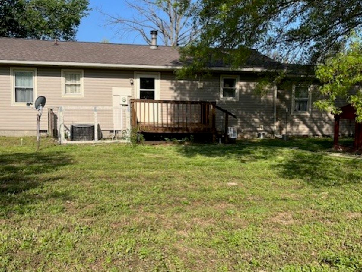 17376 Garrett Road, Johnston City, IL 62951
