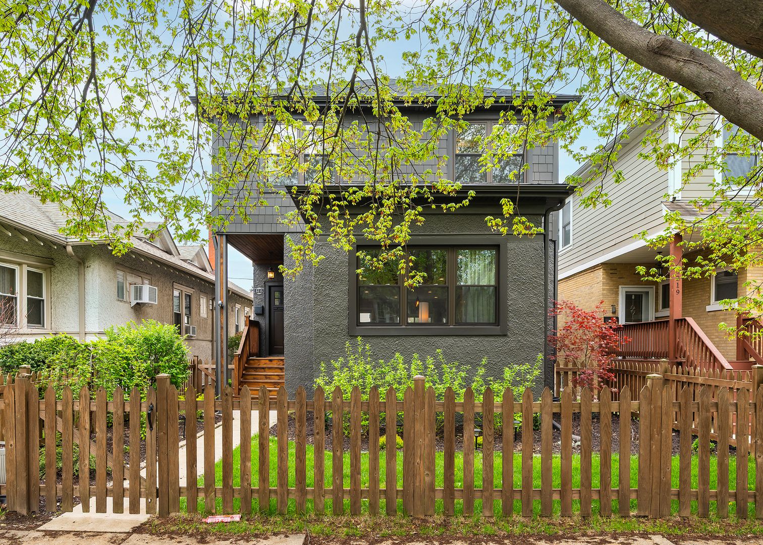 5215 W Pensacola Avenue — Chicago, IL 60641