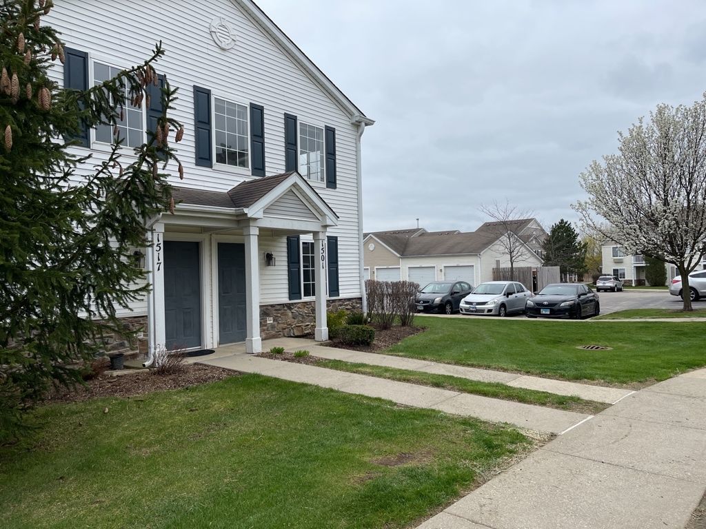 1517 Silverstone Drive #1517 — Carpentersville, IL 60110