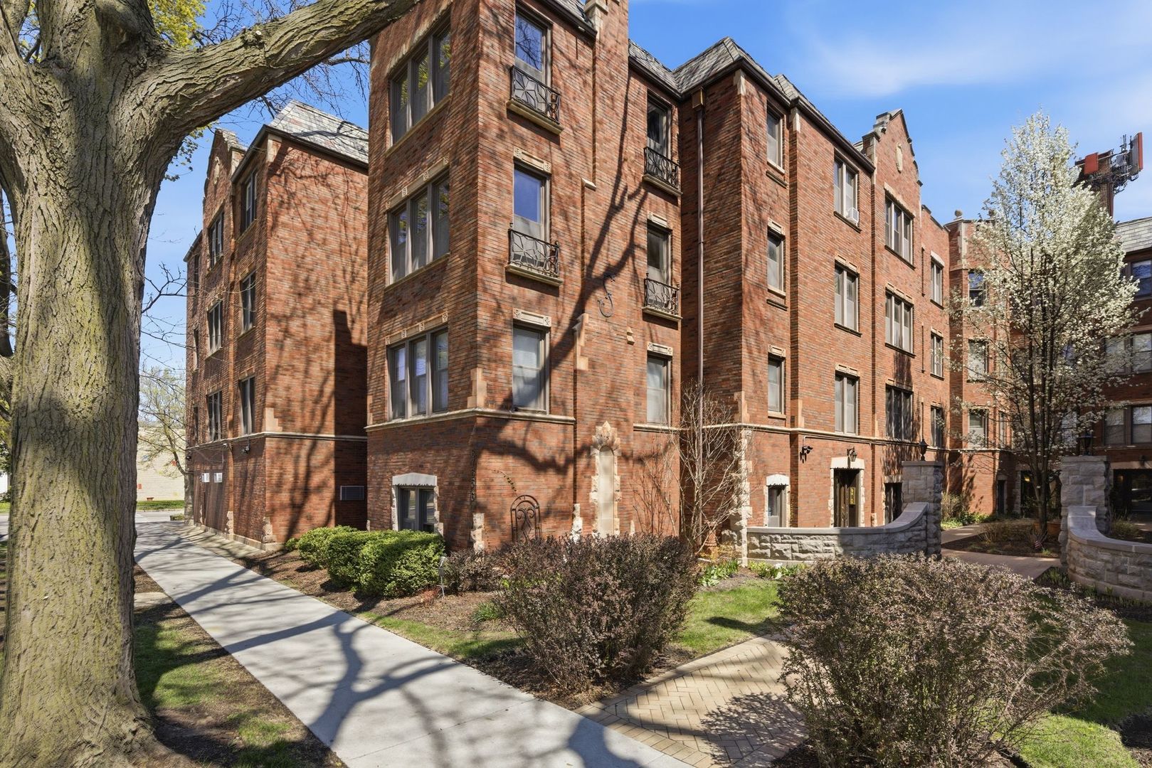 6761 N Artesian Avenue #2H — Chicago, IL 60645