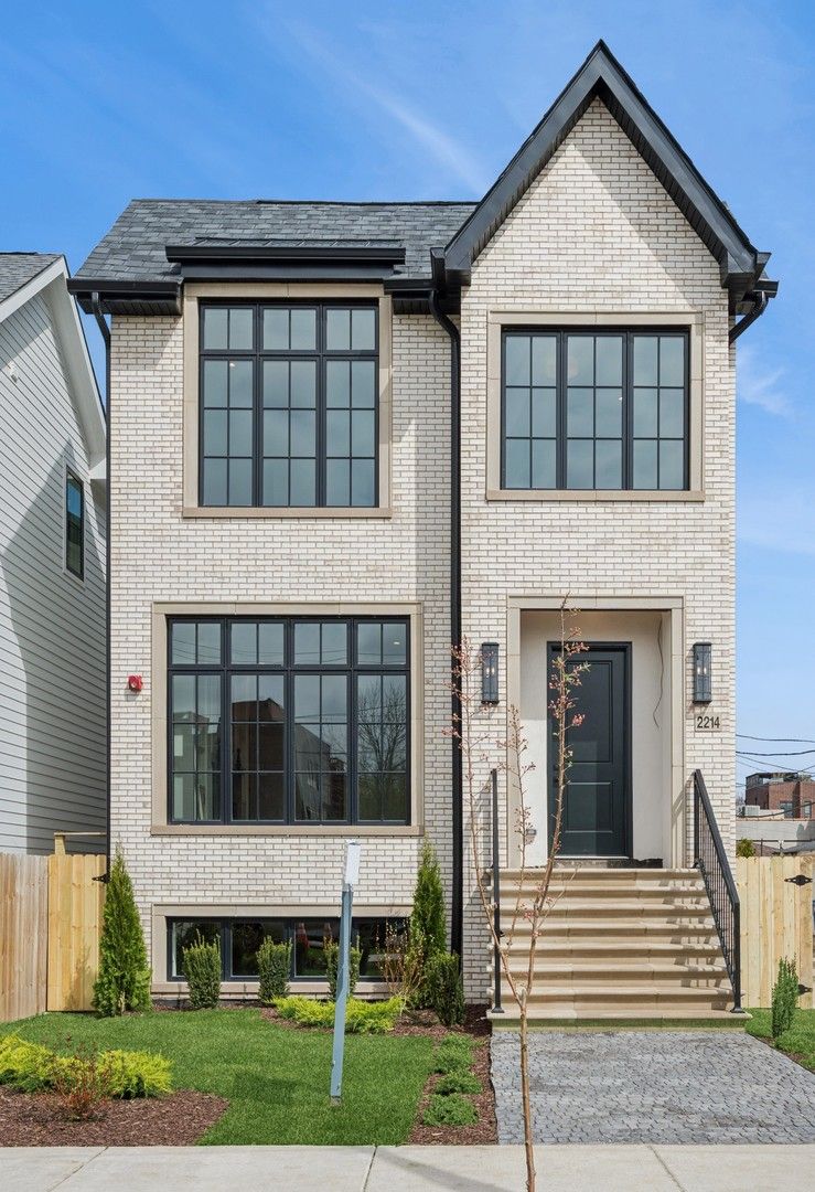 2214 Oakdale Avenue — Chicago, IL 60618