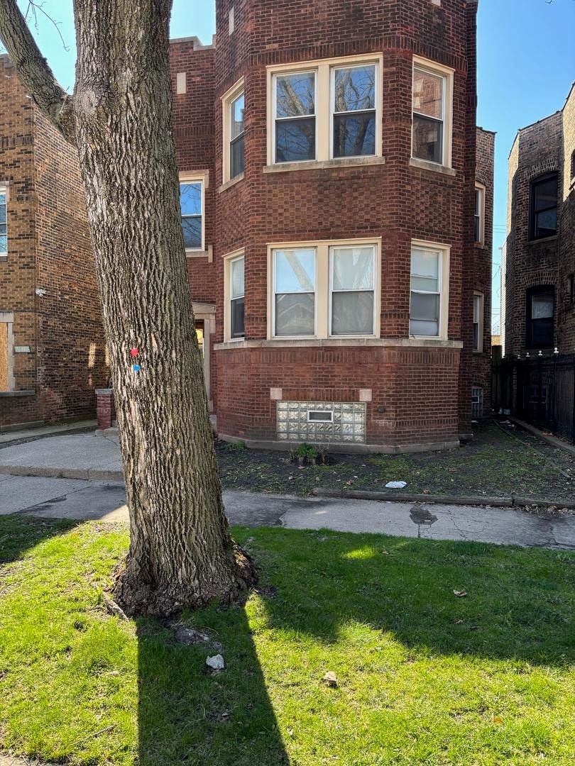 7644 S Cornell Avenue — Chicago, IL 60649