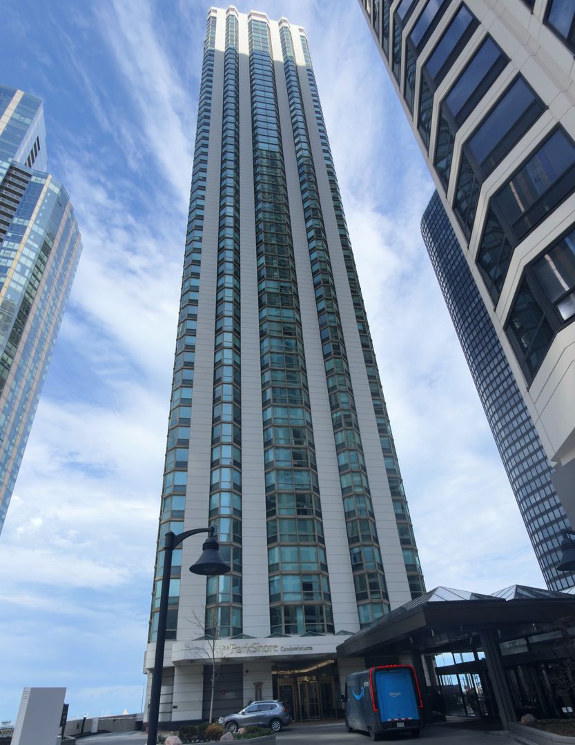 195 N Harbor Drive #3905 — Chicago, IL 60601