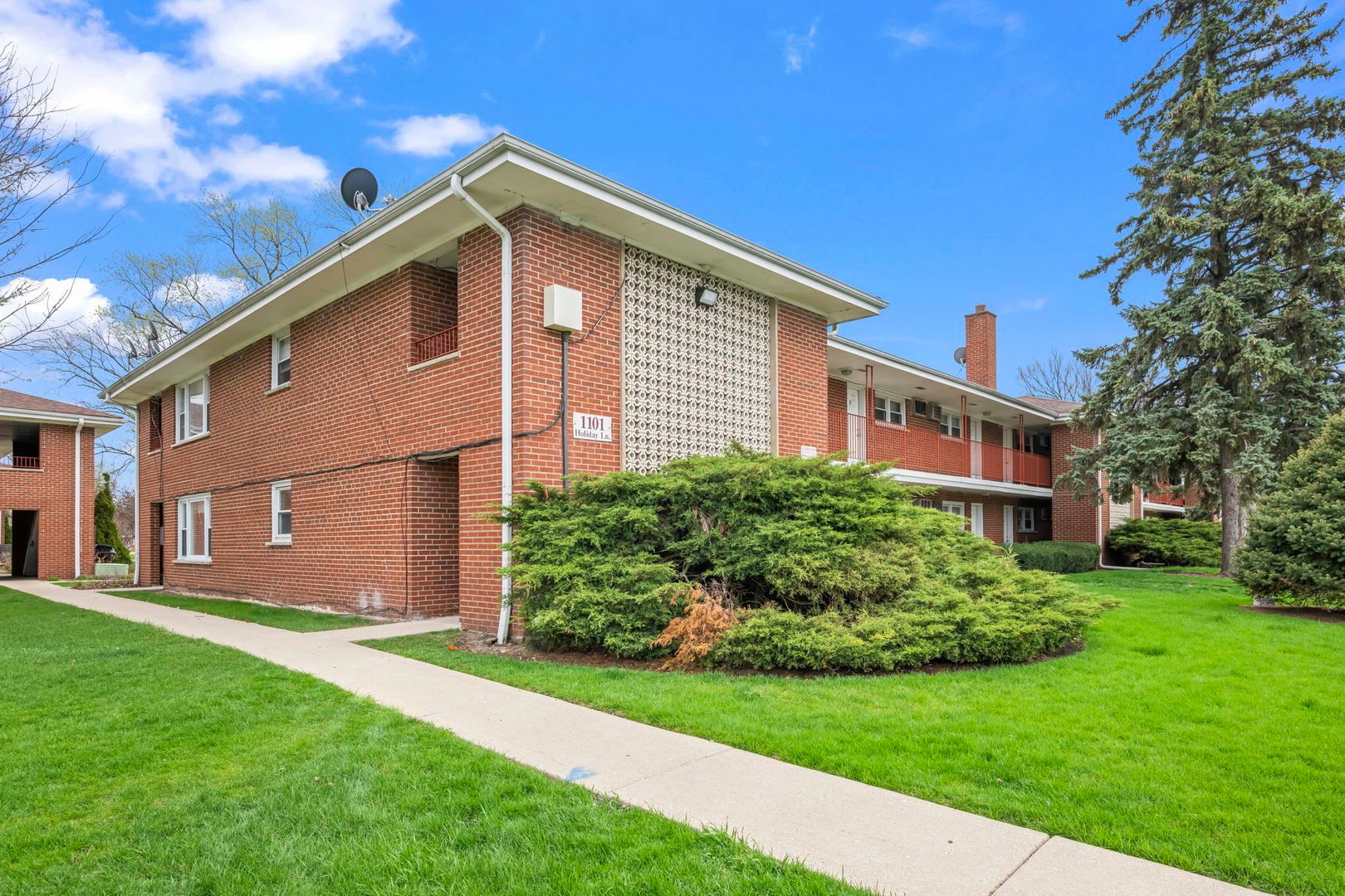 1101 HOLIDAY Lane #10 — Des Plaines, IL 60016