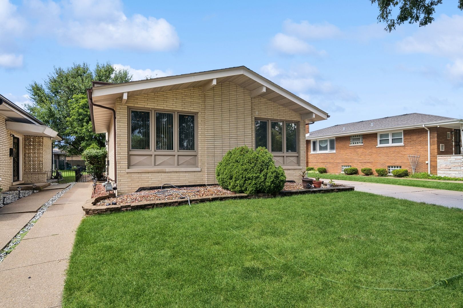 8918 S Francisco Avenue — Evergreen Park, IL 60805