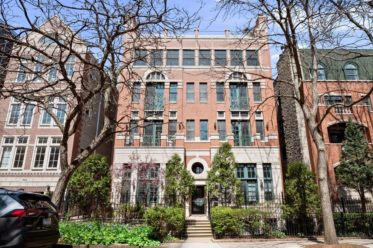 840 W Buckingham Place #4 — Chicago, IL 60657