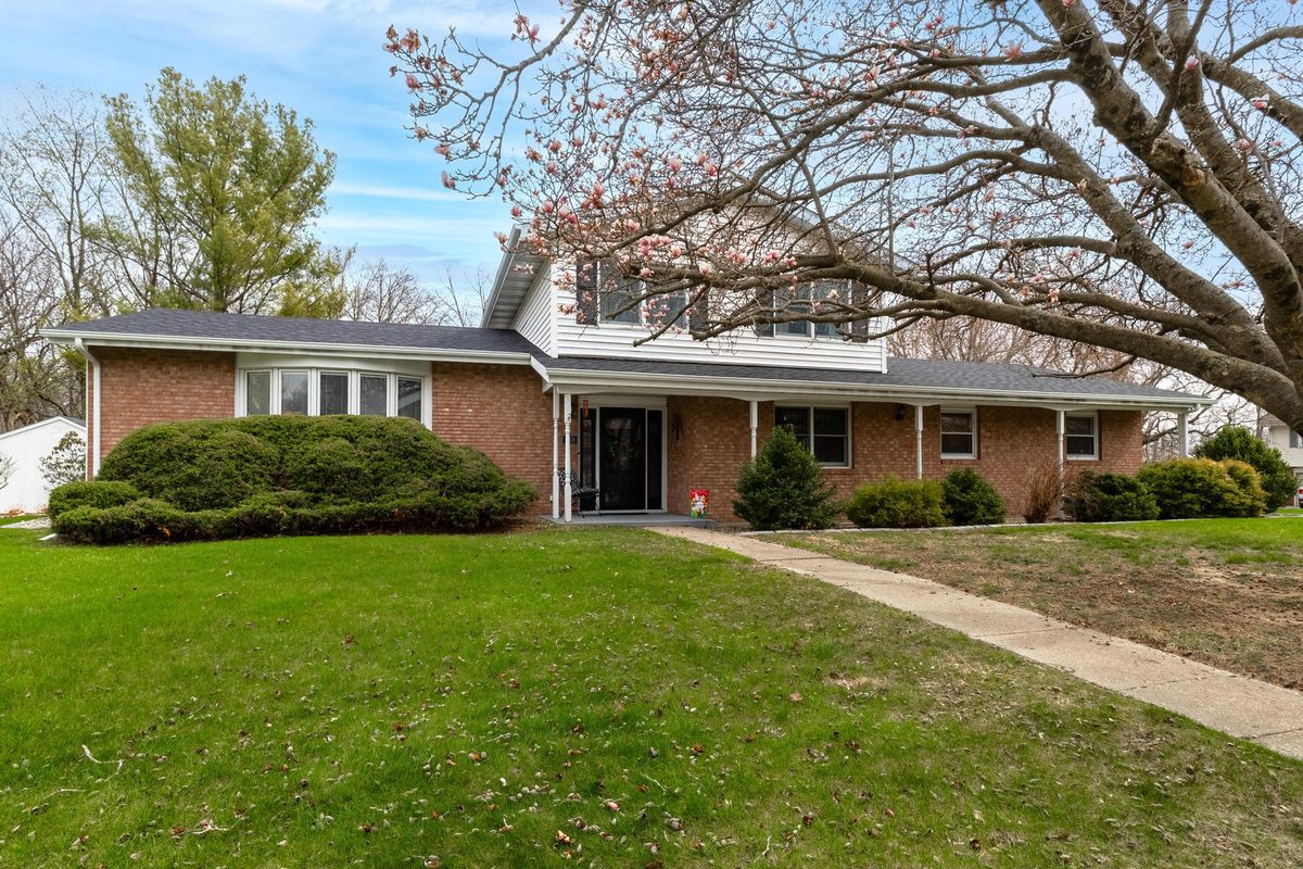 2339 Troy Drive, East Moline, IL 61244