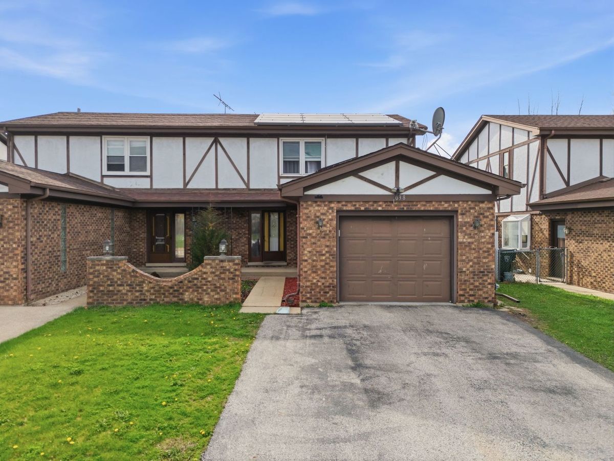 1038 Hunt Club Drive, Mount Prospect, IL 60056