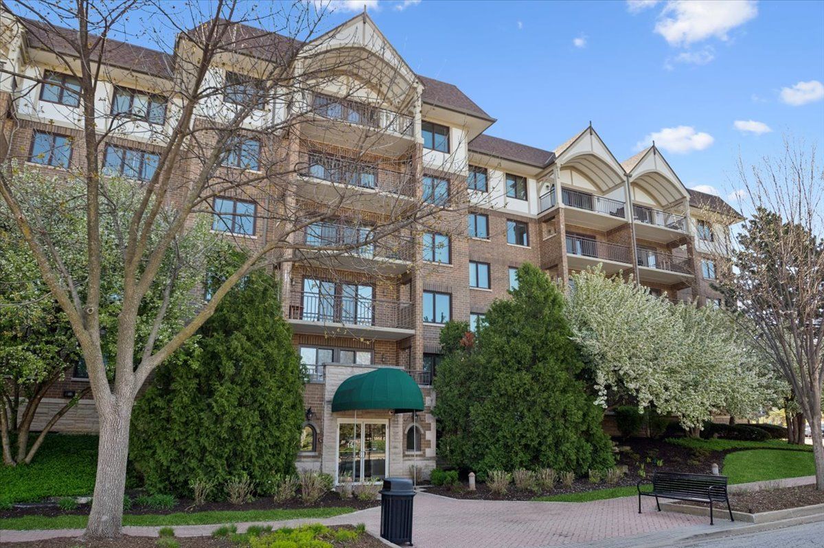 15 S Pine Street #604A — Mount Prospect, IL 60056