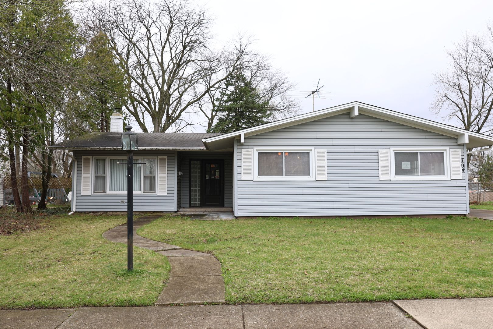 704 LINCOLNWOOD Drive — Streamwood, IL 60107