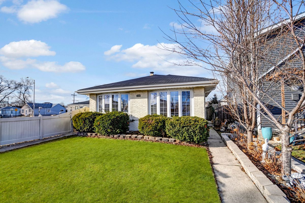 7754 Mcvicker Avenue, Burbank, IL 60459