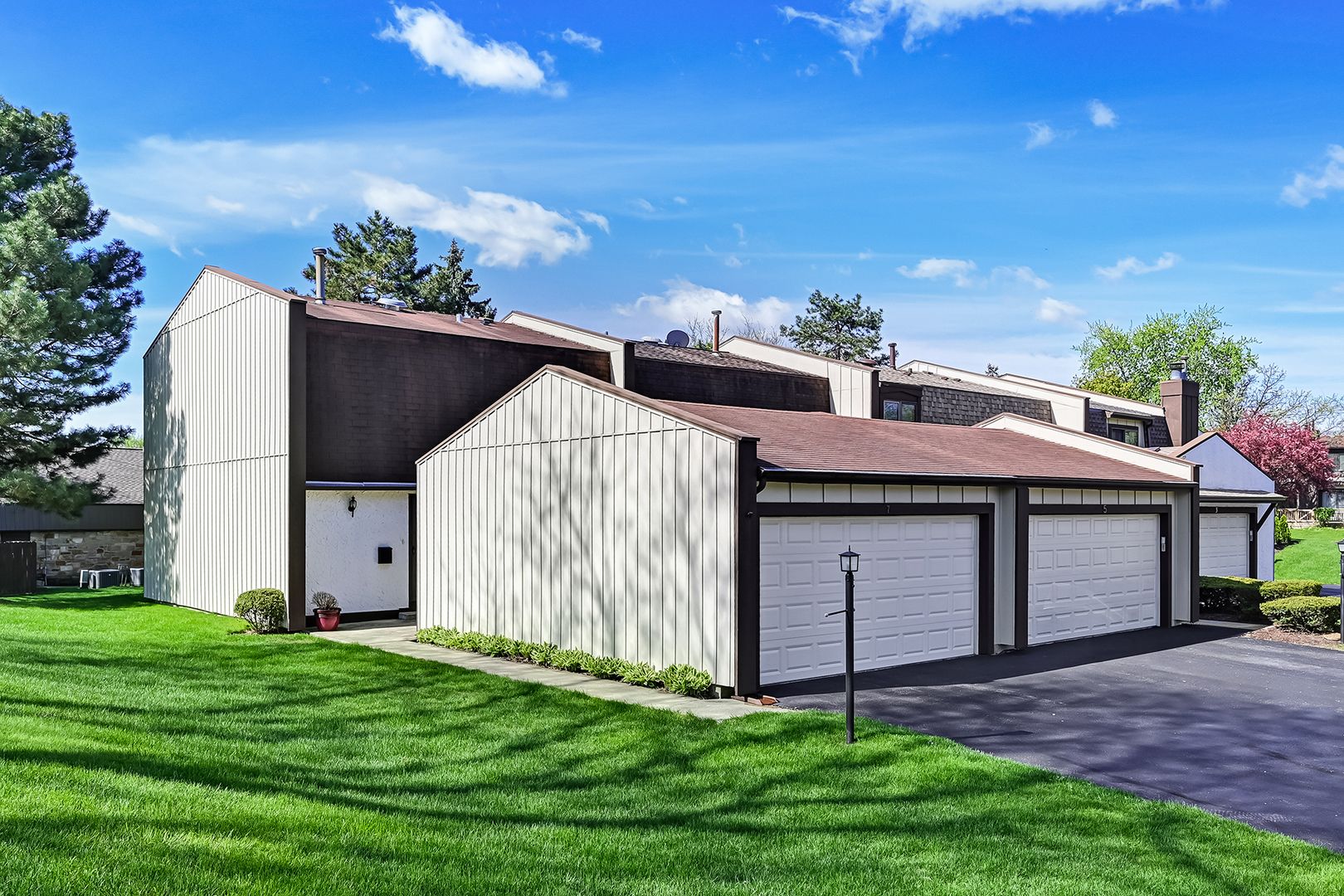 7 Nacona Lane — Indian Head Park, IL 60525