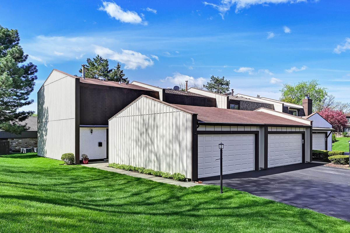 7 Nacona Lane, Indian Head Park, IL 60525