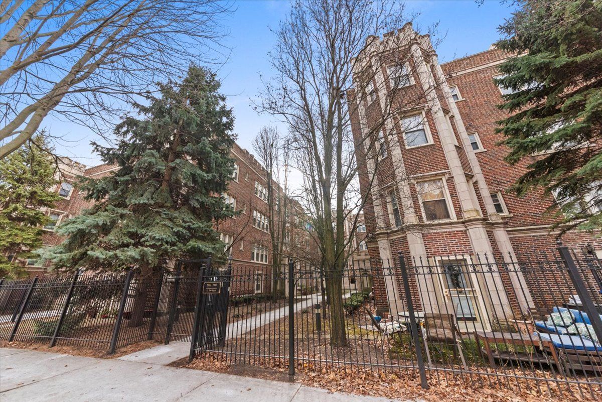 2307 E 70th Place #214 — Chicago, IL 60649