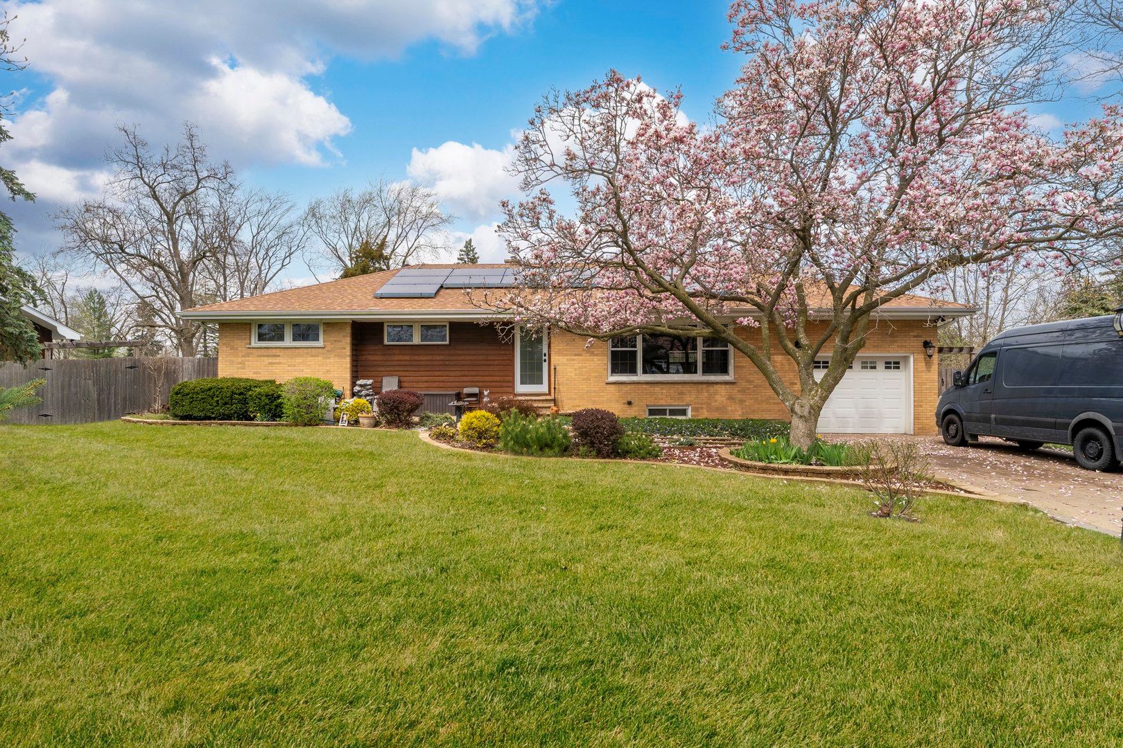 16W604 Crest Avenue — Bensenville, IL 60106