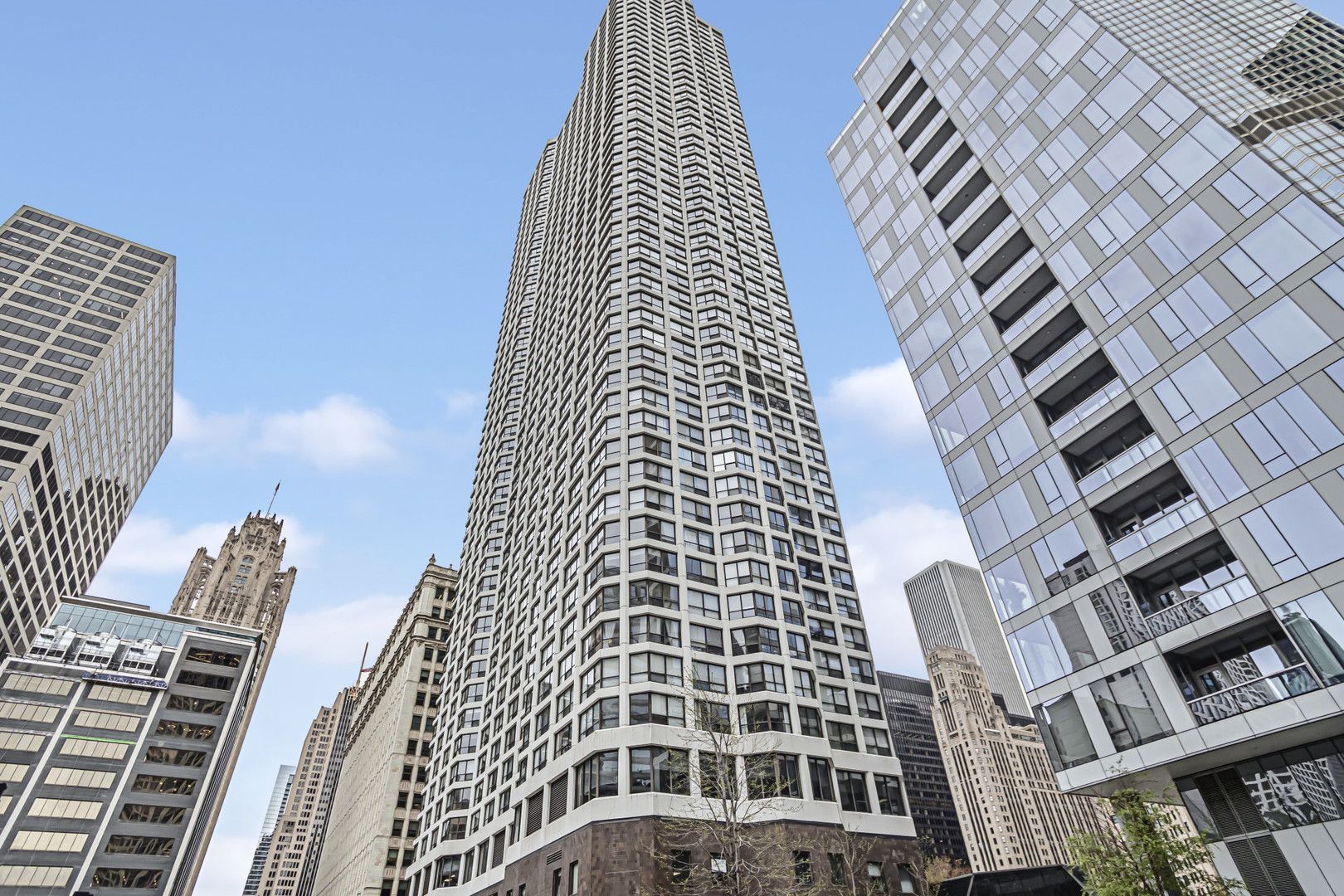 405 Wabash Avenue — Chicago, IL 60611