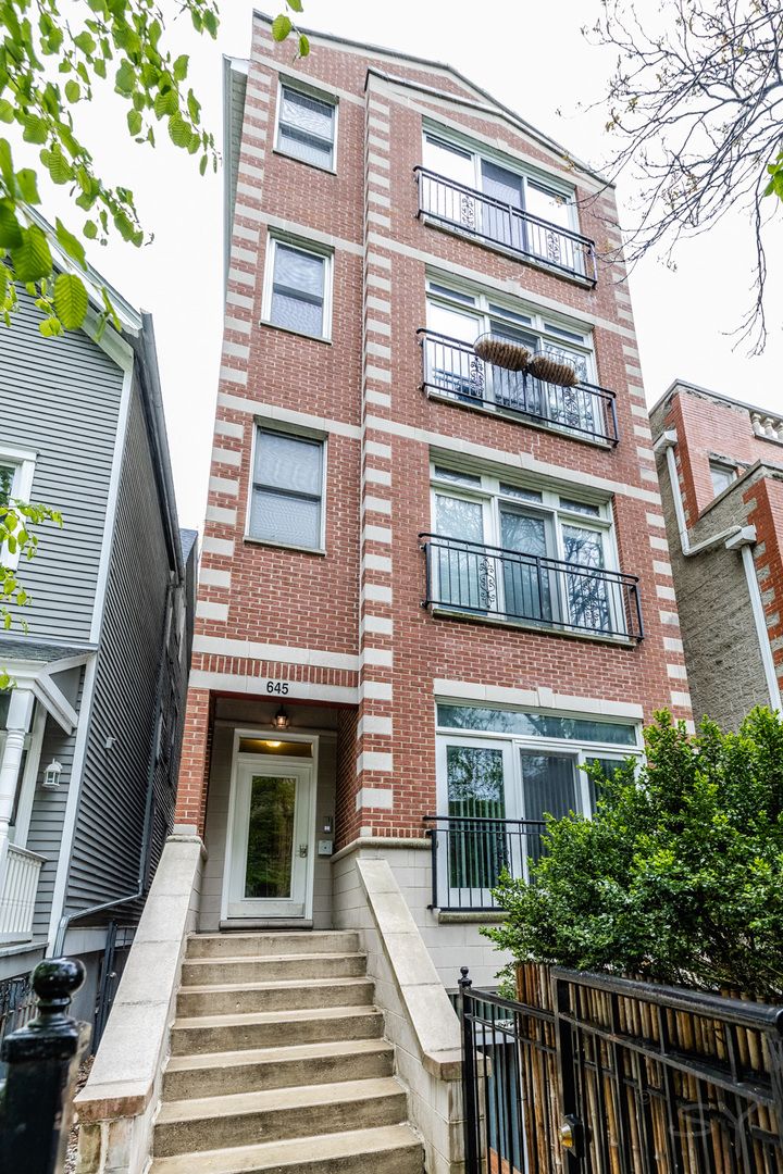 645 W Briar Place #1 — Chicago, IL 60657
