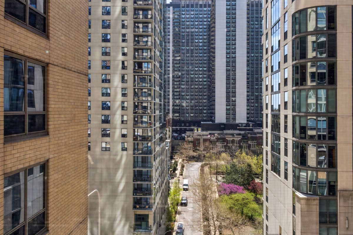 420 WATERSIDE Drive, Chicago, IL 60601