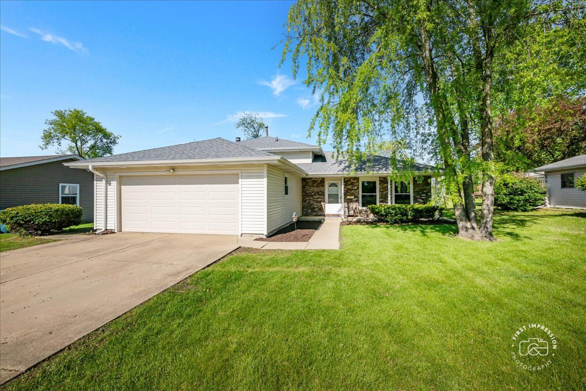 966 Elmwood Drive, Aurora, IL 60506