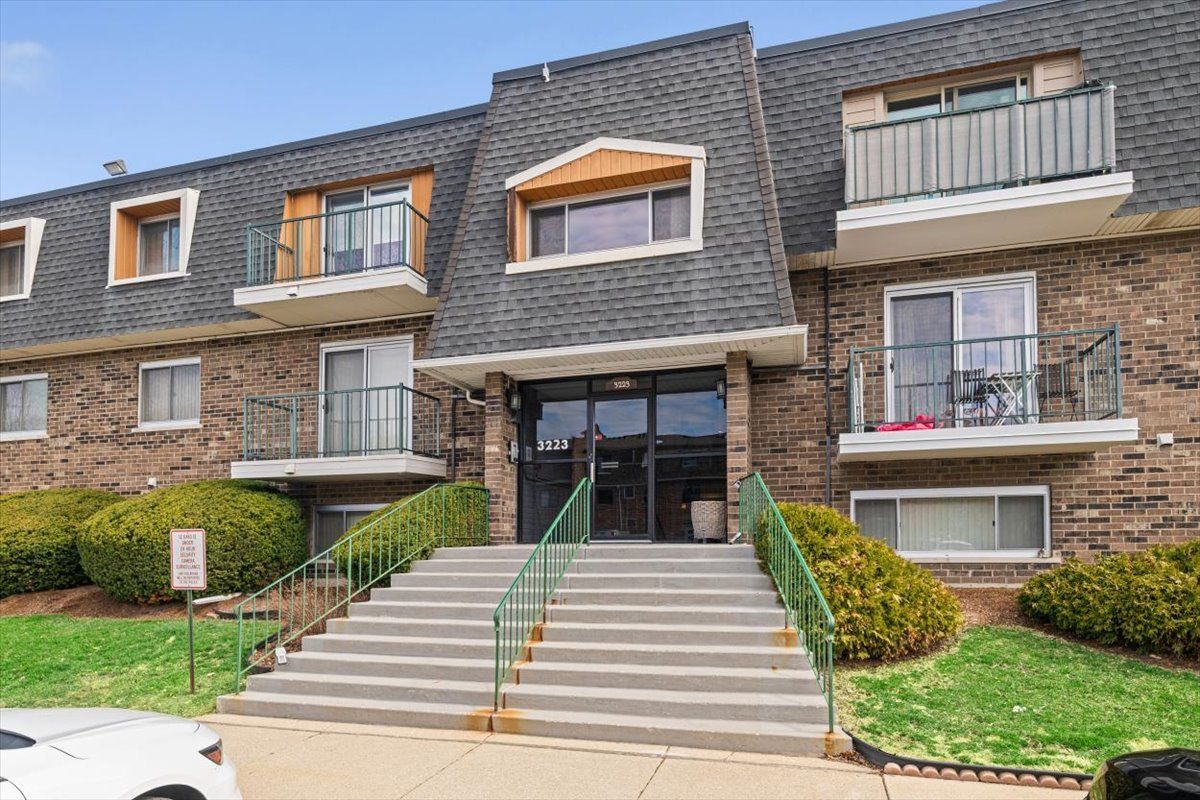 3223 W Parkway Drive #3A — Northbrook, IL 60062