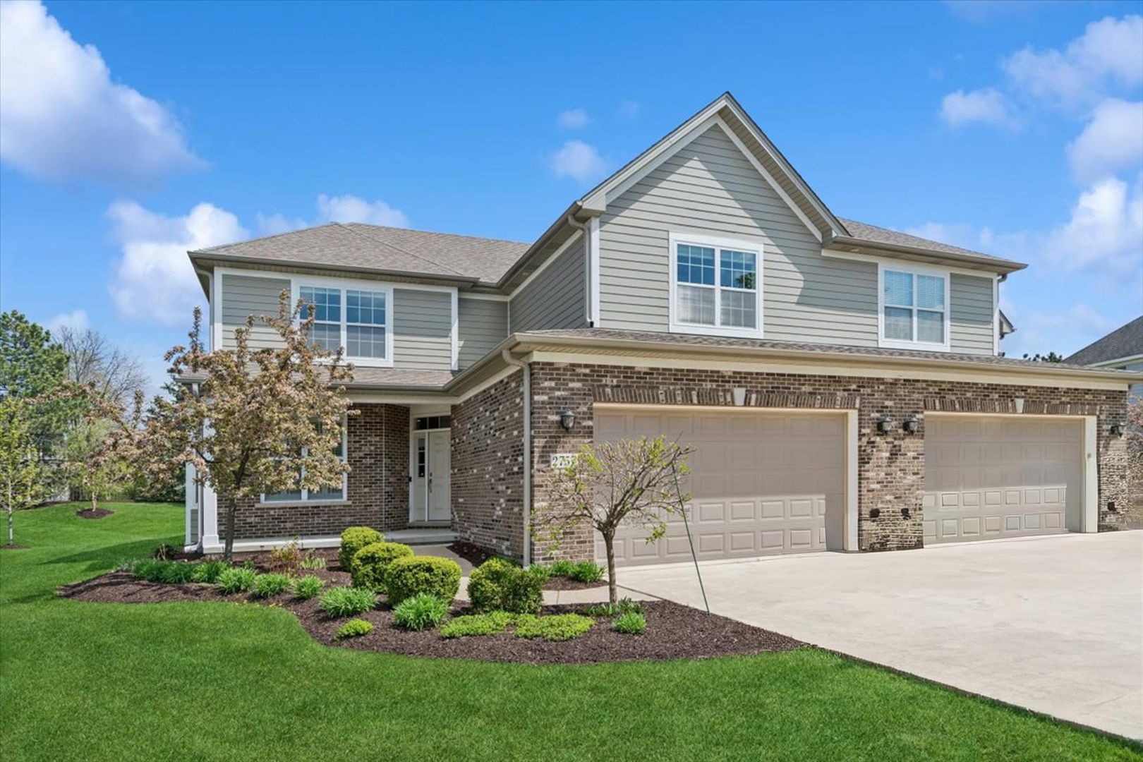 2757 Nicole Circle — Aurora, IL 60502