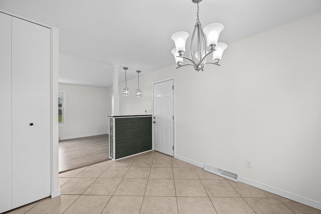 933 34th Avenue, East Moline, IL 61244