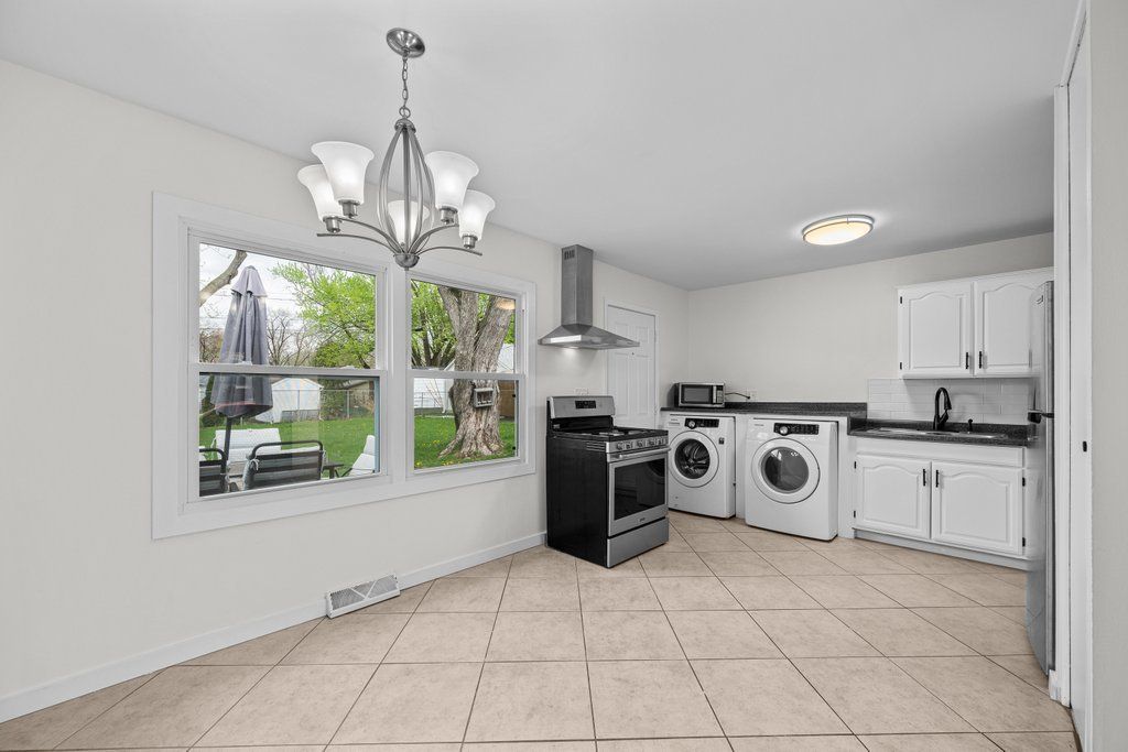 933 34th Avenue, East Moline, IL 61244