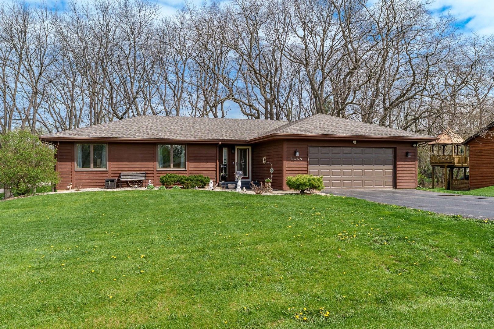 6658 Nestlewood Drive — Roscoe, IL 61073