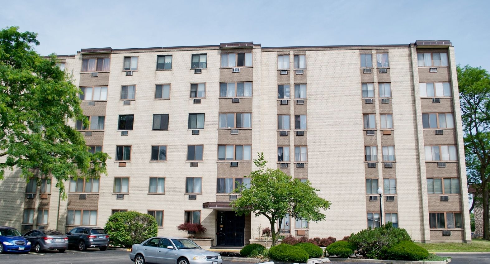 9720 S PULASKI Road #306 — Oak Lawn, IL 60453