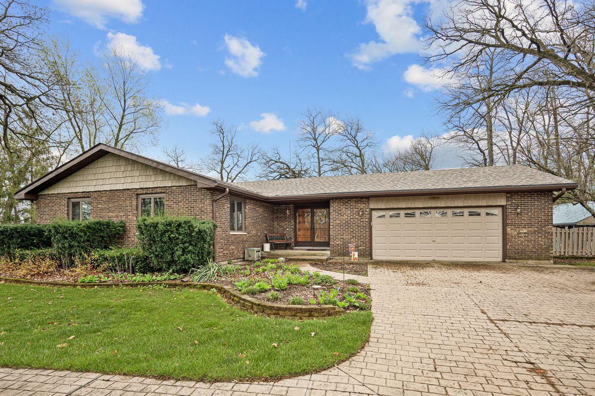 48W607 Whispering Oaks Drive, Hampshire, IL 60140