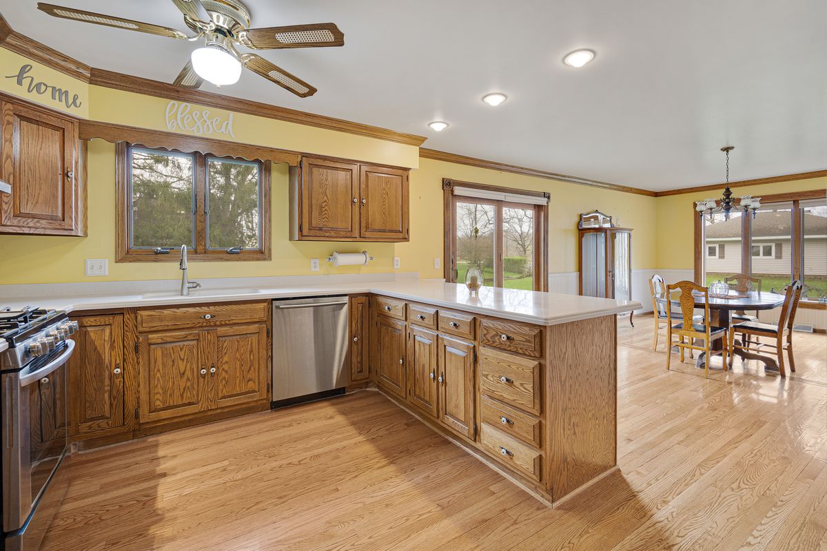 48W607 Whispering Oaks Drive, Hampshire, IL 60140