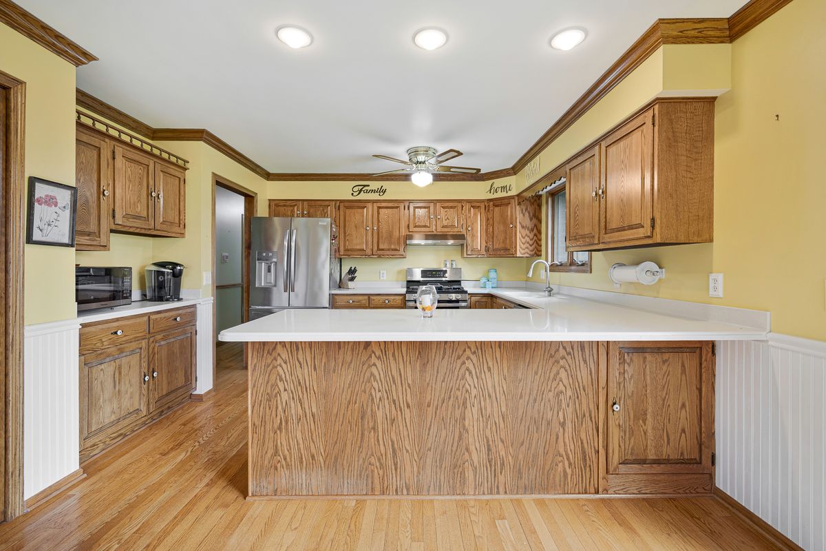 48W607 Whispering Oaks Drive, Hampshire, IL 60140