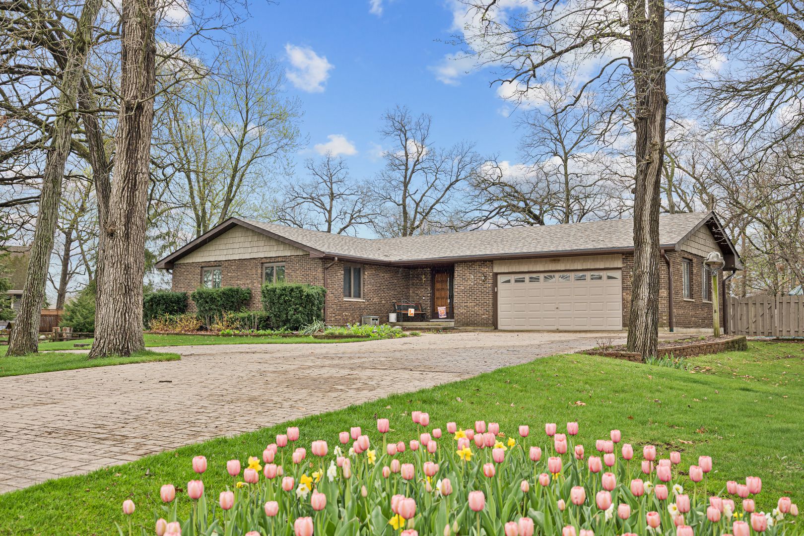 48W607 Whispering Oaks Drive — Hampshire, IL 60140