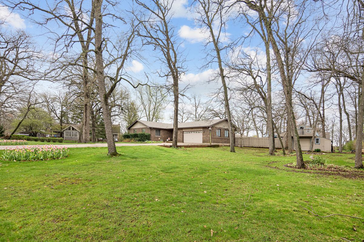 48W607 Whispering Oaks Drive, Hampshire, IL 60140