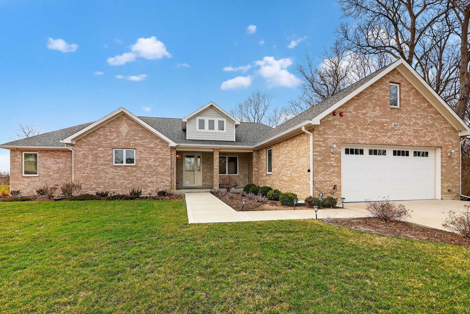 669 E Byron Avenue — Addison, IL 60101