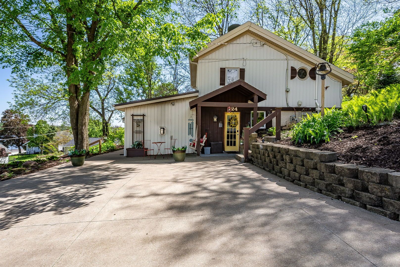 124 Oak Street — Leclaire, IA 52753