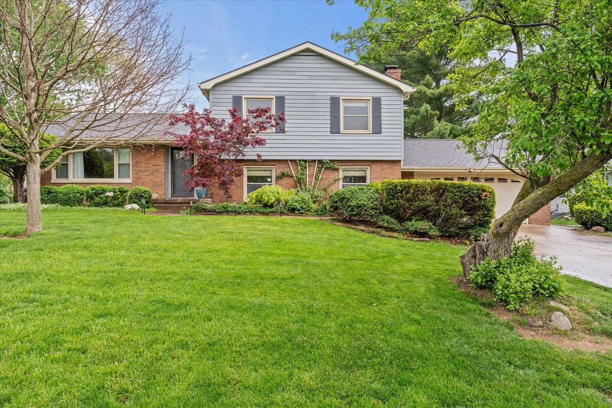 208 Meadowhill Lane, Mahomet, IL 61853