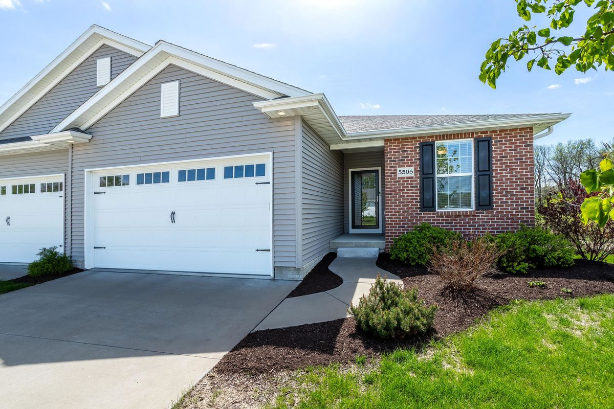 5505 East Creekside Lane, Bettendorf, IA 52722