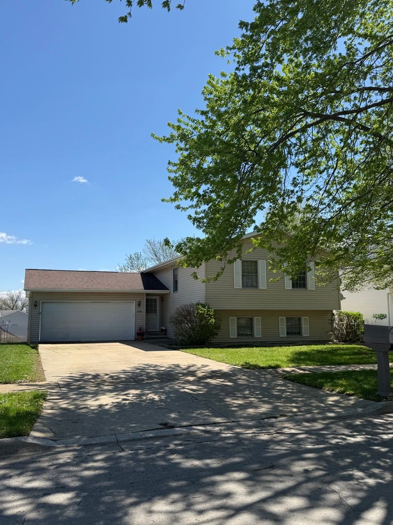 2818 Rocksbury — Bloomington, IL 61704